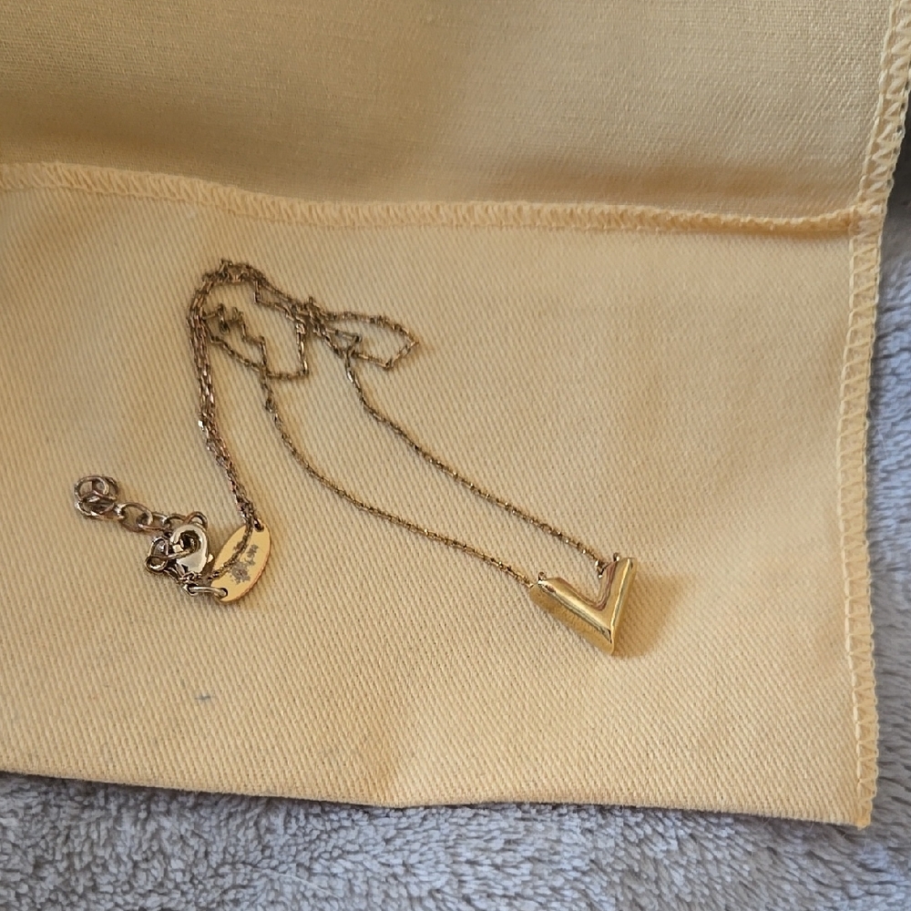 Louis Vuitton V Necklace